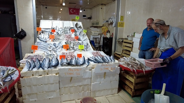 Foto - Balık tezgahları dolup taştı... Fiyatlar düştü