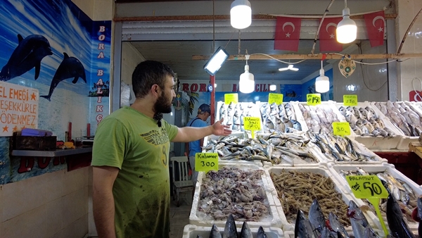Foto - Balık tezgahları dolup taştı... Fiyatlar düştü