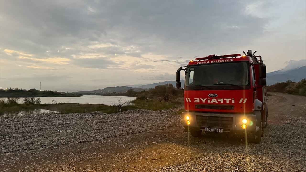 Foto - Balık tutma sevdası felaketle bitiyordu! Kelkit Çayı’nda aniden coşan sular otomobili yuttu!