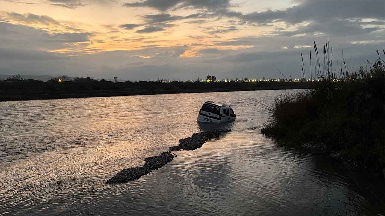 Foto - Balık tutma sevdası felaketle bitiyordu! Kelkit Çayı’nda aniden coşan sular otomobili yuttu!