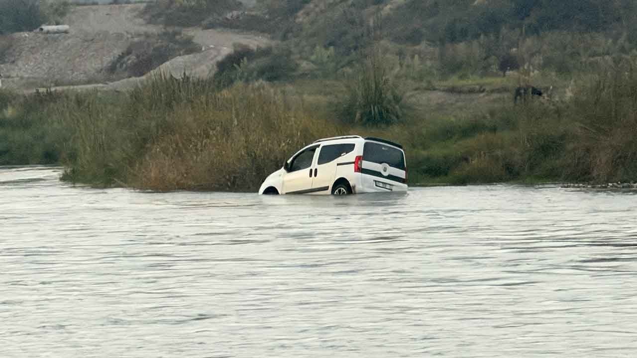 Foto - Balık tutma sevdası felaketle bitiyordu! Kelkit Çayı’nda aniden coşan sular otomobili yuttu!