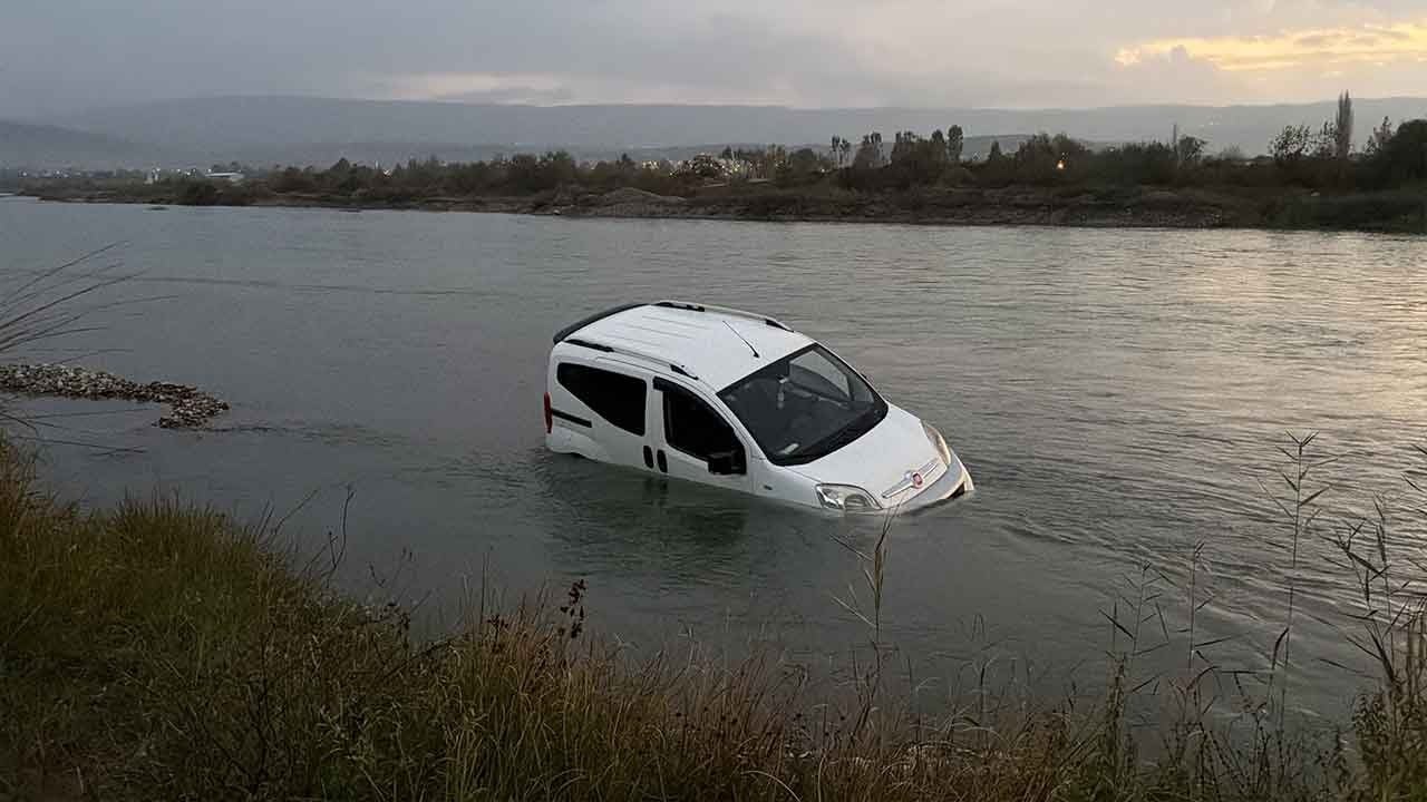 Foto - Balık tutma sevdası felaketle bitiyordu! Kelkit Çayı’nda aniden coşan sular otomobili yuttu!