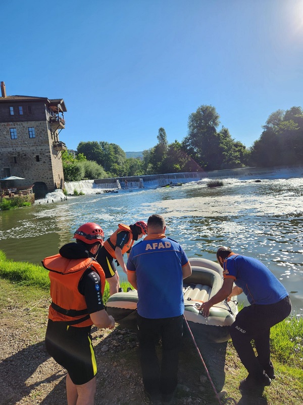 Foto - Balık tuttuğu kayada mahsur kaldı
