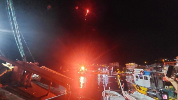 Foto - Balıkçılar geceyi gündüze çevirerek denize açıldı