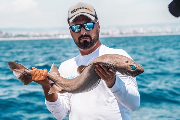 Foto - Balıkçılar gözlerine inanamadı! Antalya'da köpek balığı oltaya takıldı