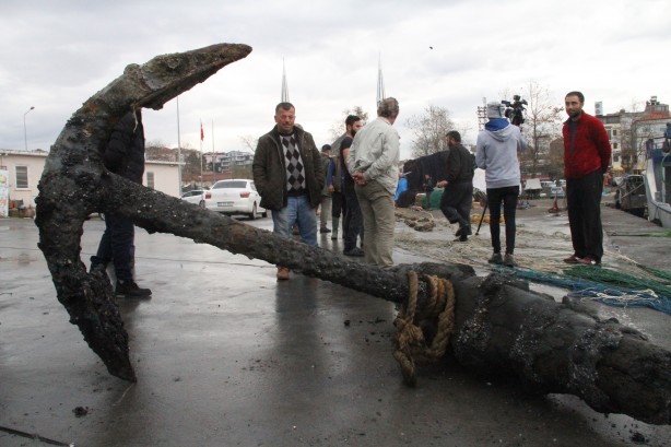 Foto - Balıkçının ağına öyle bir şey takıldı ki... Belediye görevlileri inceleme yaptı