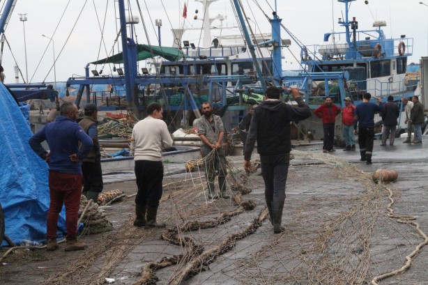 Foto - Balıkçının ağına öyle bir şey takıldı ki... Belediye görevlileri inceleme yaptı