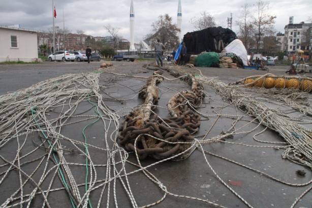 Foto - Balıkçının ağına öyle bir şey takıldı ki... Belediye görevlileri inceleme yaptı