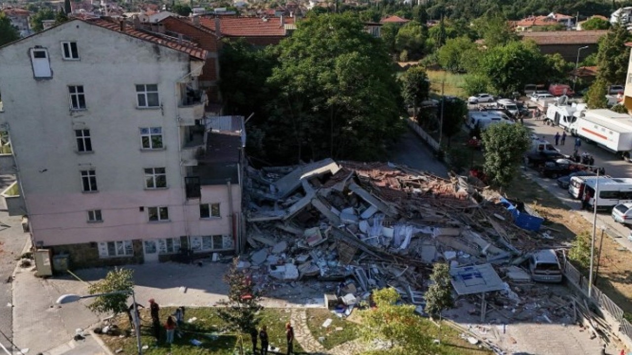 Foto - Balıkesir depremi sonrası bu soru düşündürdü! Altında iş yeri olan binalarda risk daha mı fazla?