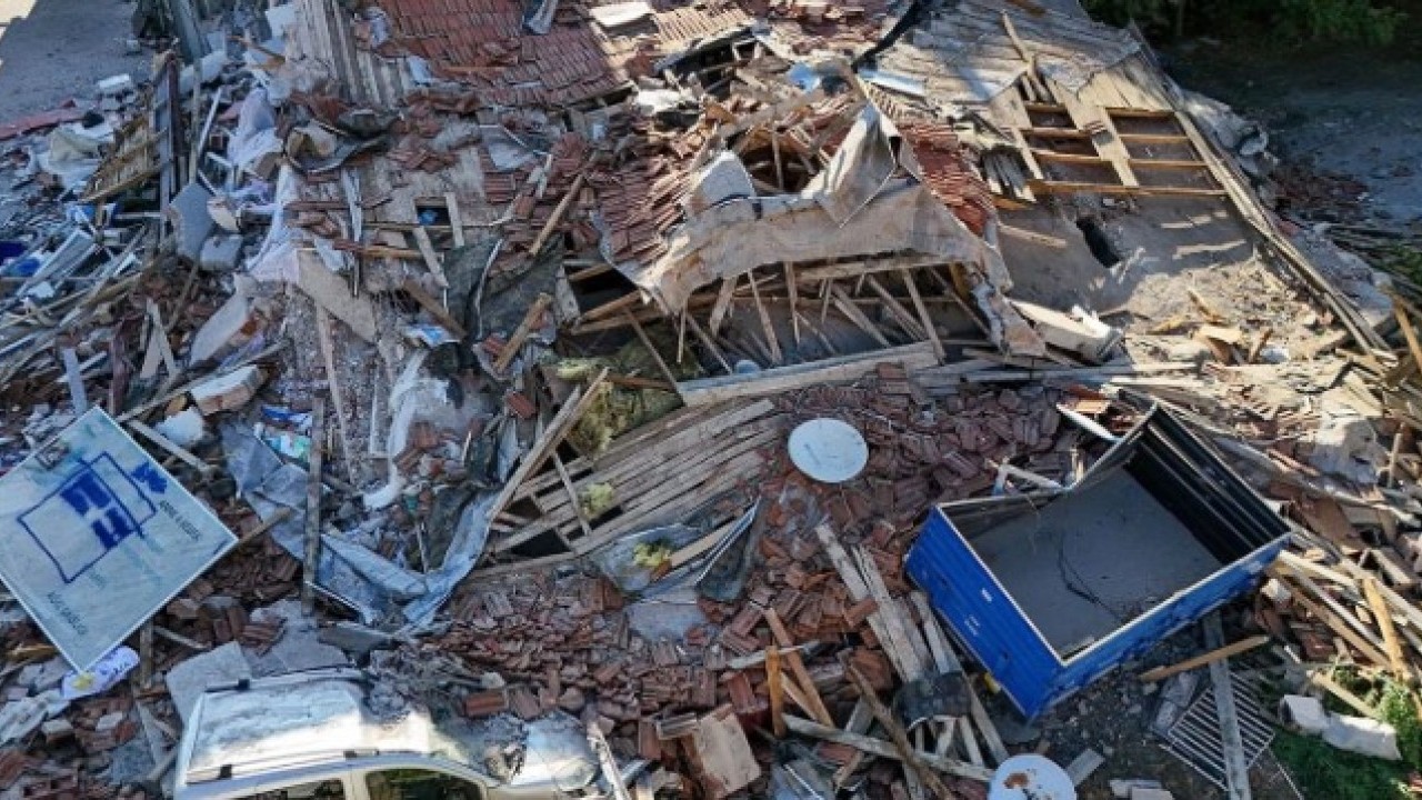 Foto - Balıkesir depremi sonrası bu soru düşündürdü! Altında iş yeri olan binalarda risk daha mı fazla?