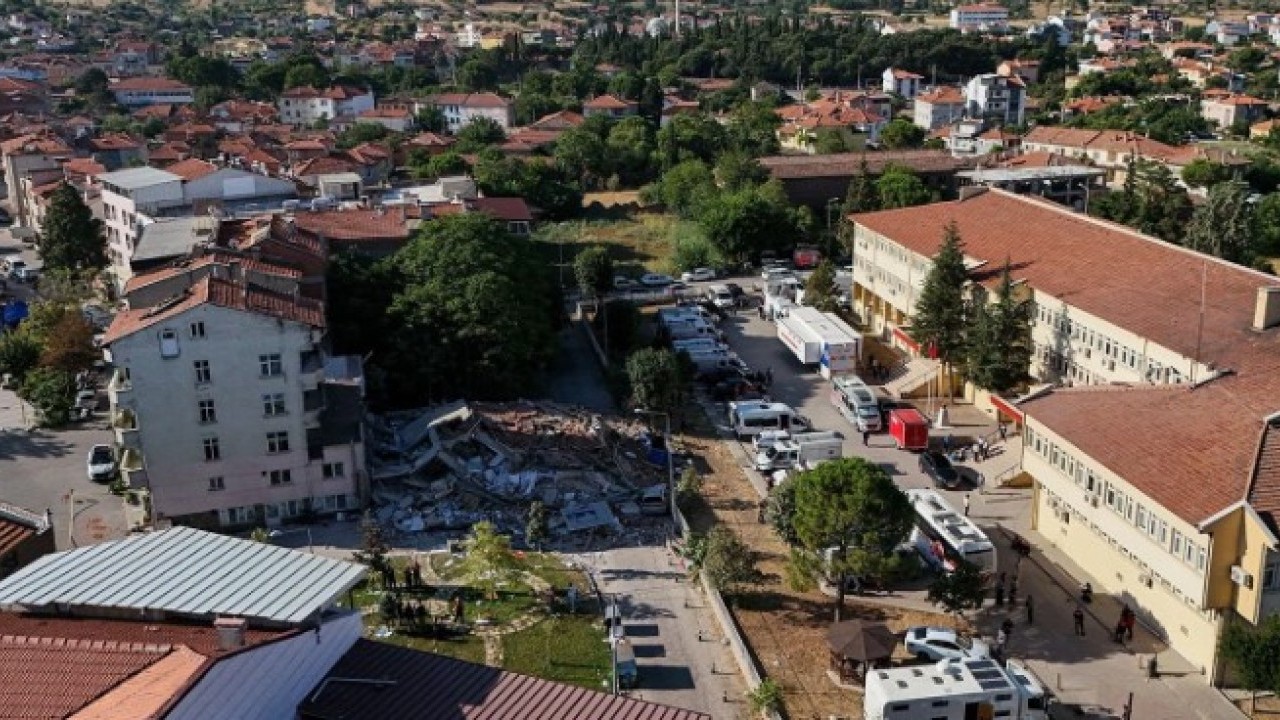 Foto - Balıkesir depremi sonrası bu soru düşündürdü! Altında iş yeri olan binalarda risk daha mı fazla?