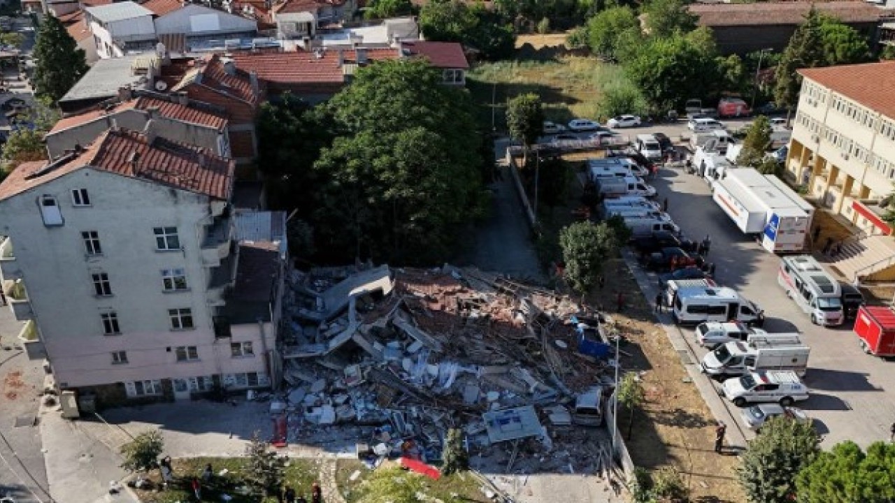 Foto - Balıkesir depremi sonrası bu soru düşündürdü! Altında iş yeri olan binalarda risk daha mı fazla?