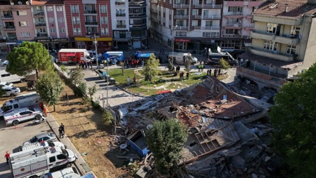 Foto - Balıkesir depremi sonrası bu soru düşündürdü! Altında iş yeri olan binalarda risk daha mı fazla?