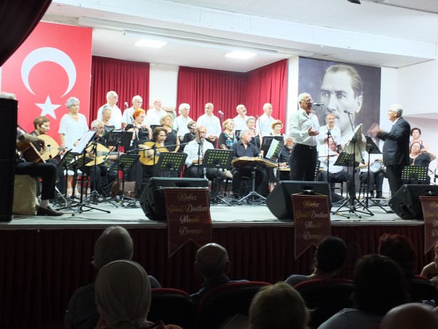 Foto - Balıkesir’de amatörler korosu izleyenleri coşturdu