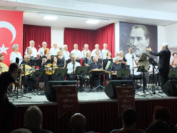 Balıkesir’de amatörler korosu izleyenleri coşturdu