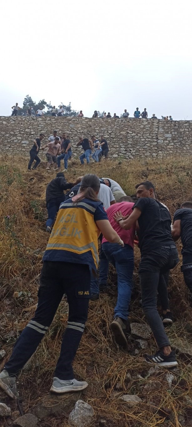Foto - Balıkesir'de araç uçuruma uçtu: 5 yaralı