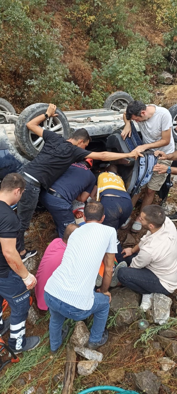 Foto - Balıkesir'de araç uçuruma uçtu: 5 yaralı