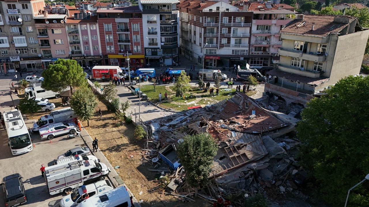 Balıkesir'de depremde yıkılan binayla ilgili vahim iddia: Pide salonu kolonları kesmiş