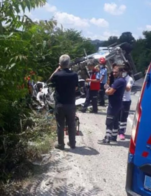 Foto - Balıkesir'de feci kaza! 3 ölü 3 yaralı var