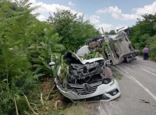 Balıkesir'de feci kaza! 3 ölü 3 yaralı var
