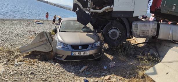 Foto - Balıkesir'de feci kaza! Lastiği patlayan TIR sahile uçtu