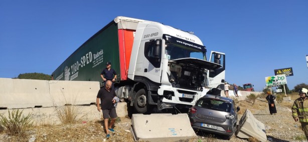 Foto - Balıkesir'de feci kaza! Lastiği patlayan TIR sahile uçtu
