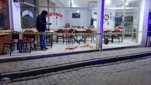 Foto - Balıkesir'de kahvehaneye silahlı saldırı! 1 ölü, 1 yaralı