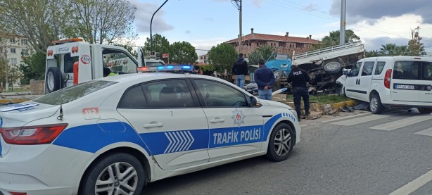 Foto - Balıkesir’de kaza: Bir polis memuru ağır yaralandı