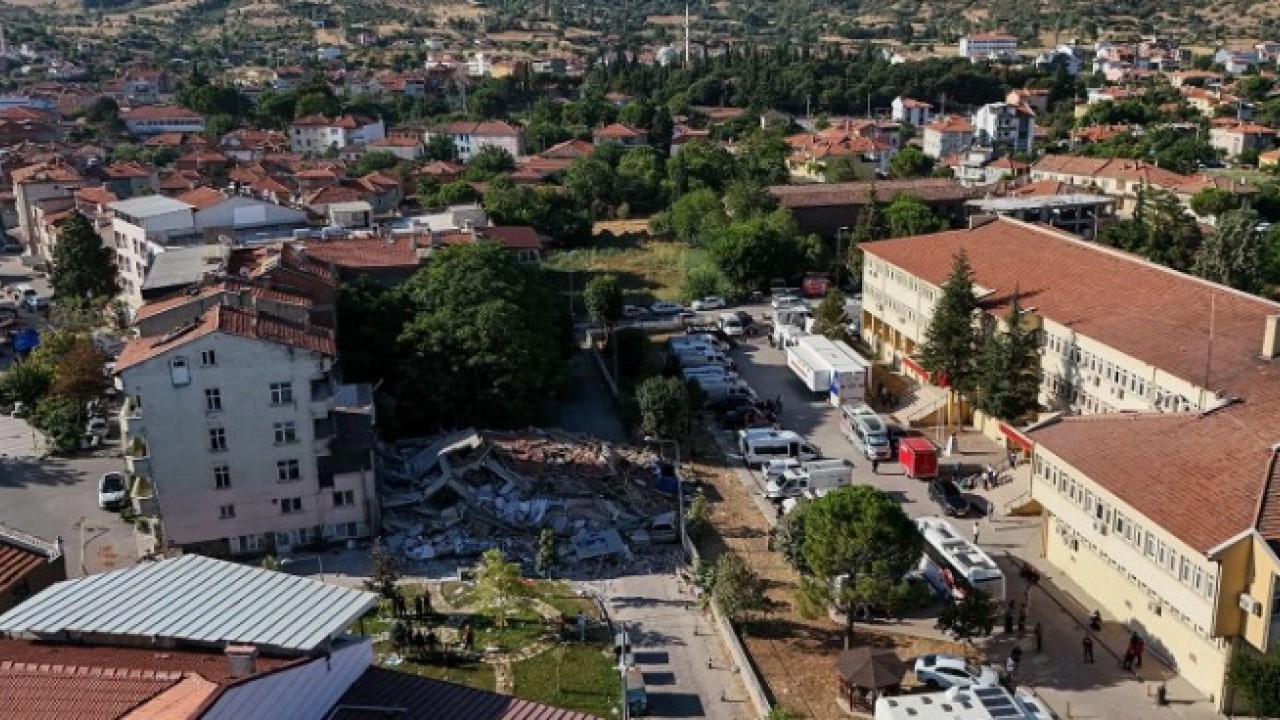 Foto - Balıkesir’de yıkım enkazı böyle görüntülendi