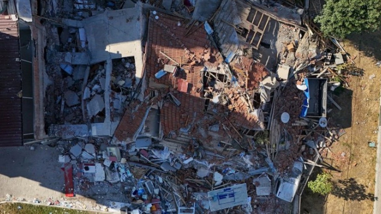 Balıkesir’de yıkım enkazı böyle görüntülendi