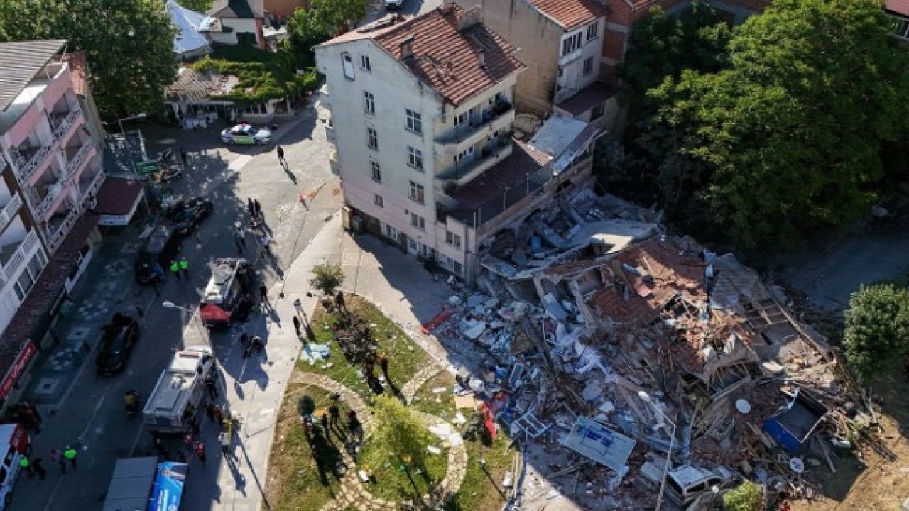 Foto - Balıkesir’de yıkım enkazı böyle görüntülendi
