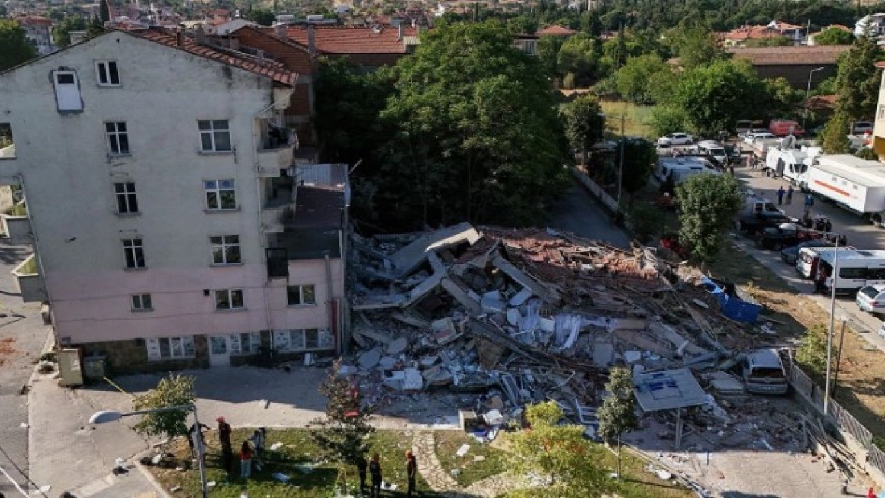 Foto - Balıkesir’de yıkım enkazı böyle görüntülendi