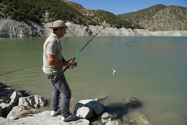 Foto - Balıklar kaçtı! Oltasını kapan koştu
