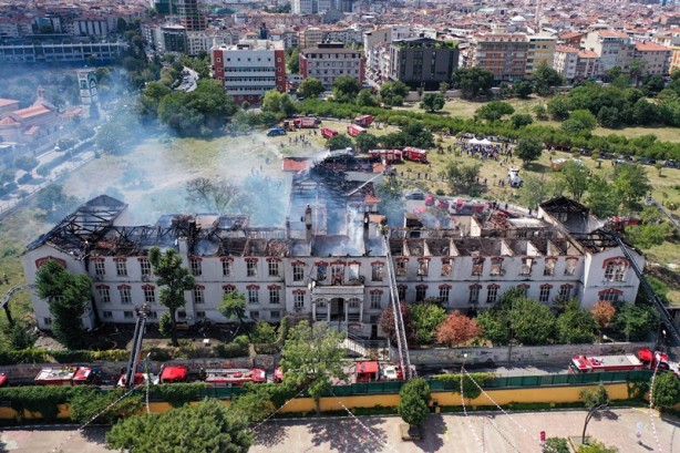 Balıklı Rum Hastanesi'ndeki yangın kontrol altına alındı