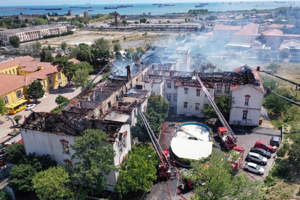 Foto - Balıklı Rum Hastanesi'ndeki yangın kontrol altına alındı
