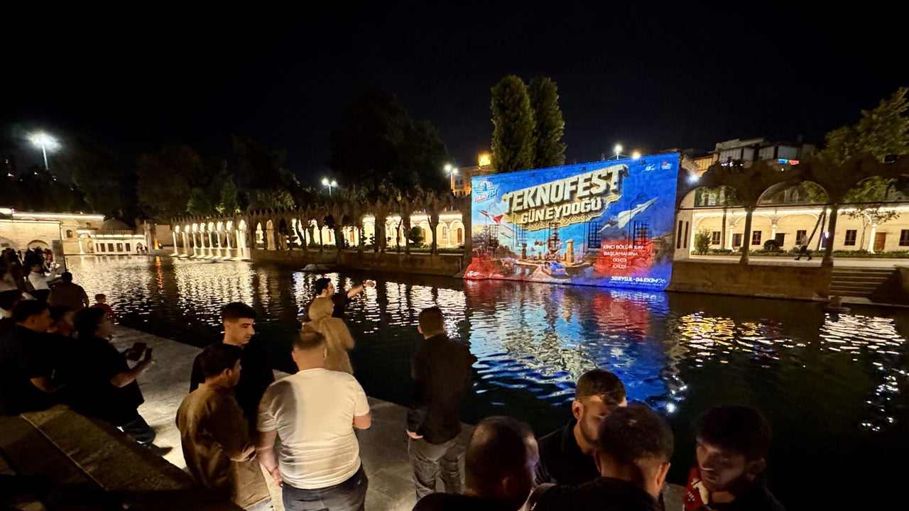 Balıklıgöl ışıkla renklendi! TEKNOFEST heyecanı tarihi mekana taşındı
