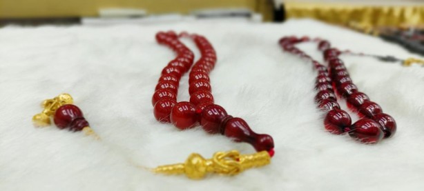 Foto - Balina kusmuğundan yapılan tespihin fiyatı dudak uçuklatıyor