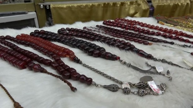 Balina kusmuğundan yapılan tespihin fiyatı dudak uçuklatıyor