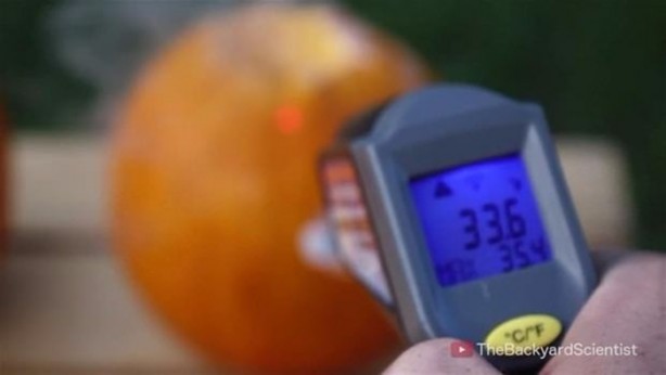 Foto - Balkabağına erimiş alüminyum döktüler!