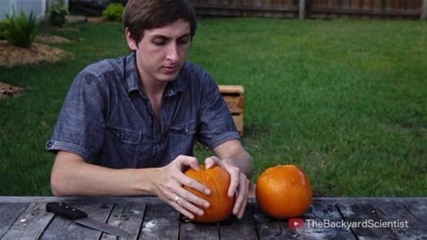 Foto - Balkabağına erimiş alüminyum döktüler!