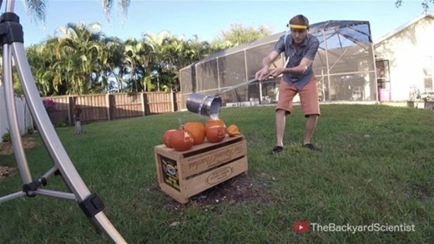 Foto - Balkabağına erimiş alüminyum döktüler!