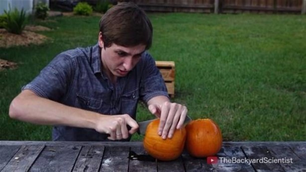 Foto - Balkabağına erimiş alüminyum döktüler!