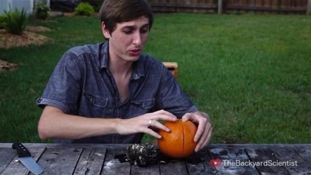 Foto - Balkabağına erimiş alüminyum döktüler!