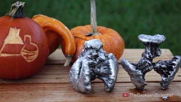 Foto - Balkabağına erimiş alüminyum döktüler!