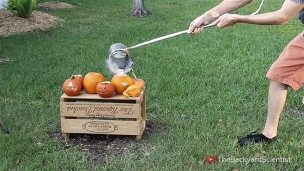 Foto - Balkabağına erimiş alüminyum döktüler!