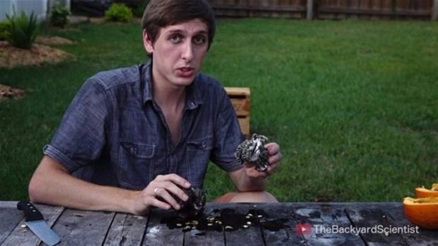 Foto - Balkabağına erimiş alüminyum döktüler!