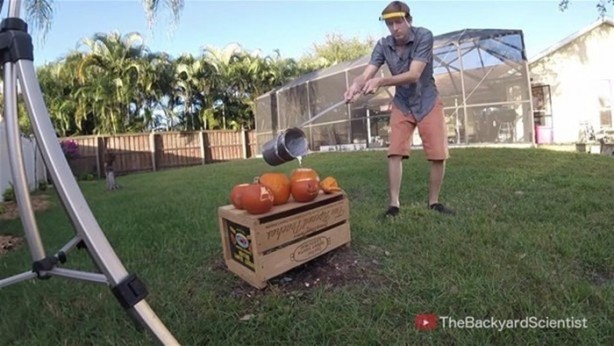 Foto - Balkabağına erimiş alüminyum döktüler!