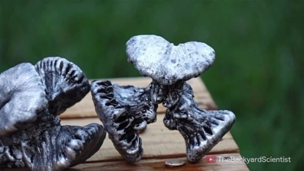 Foto - Balkabağına erimiş alüminyum döktüler!