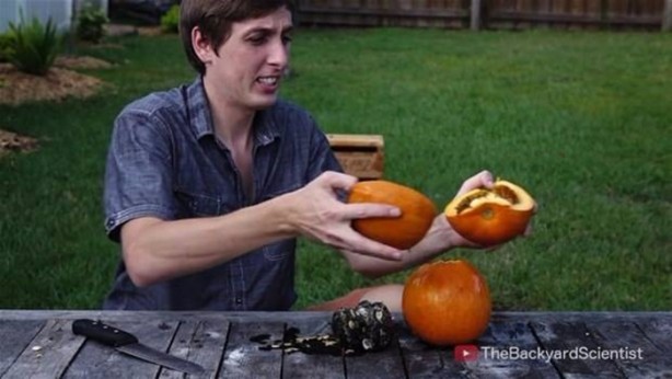 Foto - Balkabağına erimiş alüminyum döktüler!