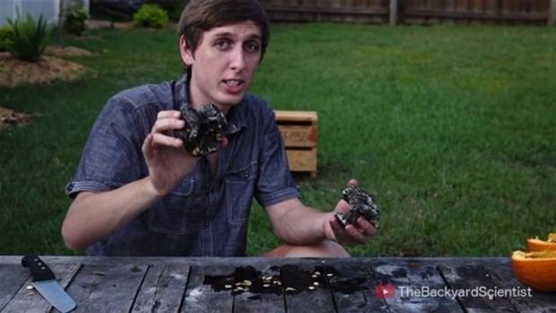 Foto - Balkabağına erimiş alüminyum döktüler!